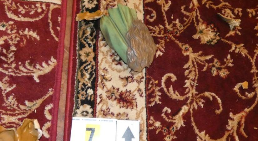 Elfogta a rendőrség azt a templomrongálót, aki még a Szűz Mária-szobrot is összetörte