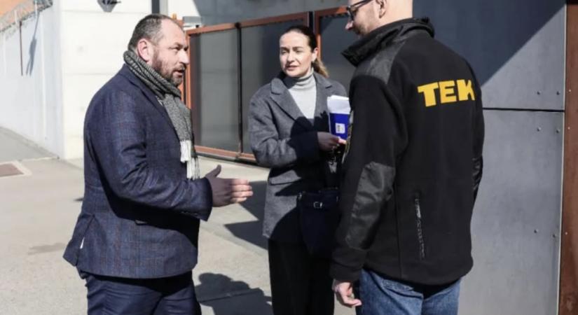 A TEK központjánál bohóckodott az ukrán nagykövet