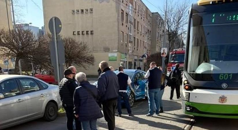 Káosz a síneken és az utakon: balesetek bénítják Miskolc belvárosát