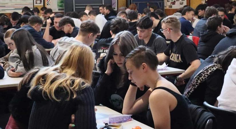 Matek, logika, csoki – így versenyeztek a diákok
