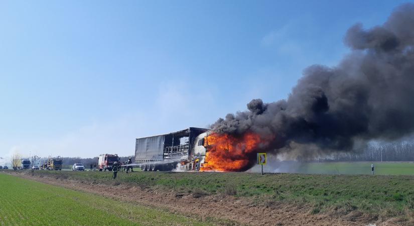 Lángol egy kamion a 86-oson: teljes útlezárás, mindenkit elterelnek