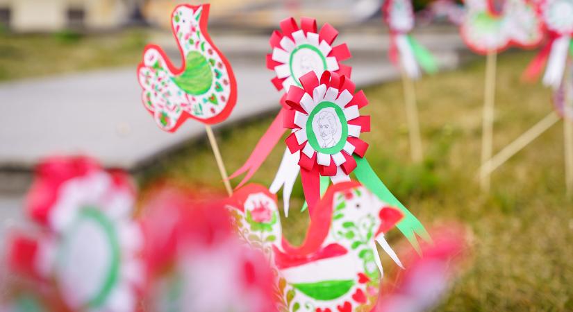 Koszorúzás a forradalom hőseinek tiszteletére