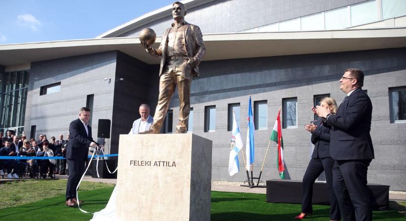 „Még soha egyikünk sem járt ilyen különös szülinapon” – leleplezték Feleki Attila szobrát
