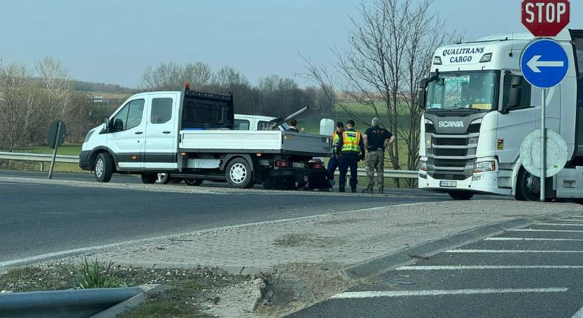 Rendőrök lepték el a babarci felhajtót – Súlyos baleset történt a Budapest felé vezető irányban