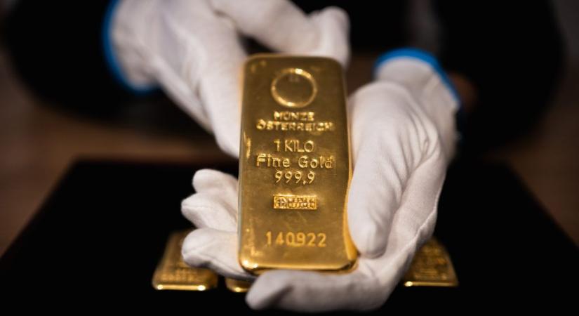 Mutatjuk, hogyan kell szabályosan szállítani nagy mennyiségű aranyat és készpénzt