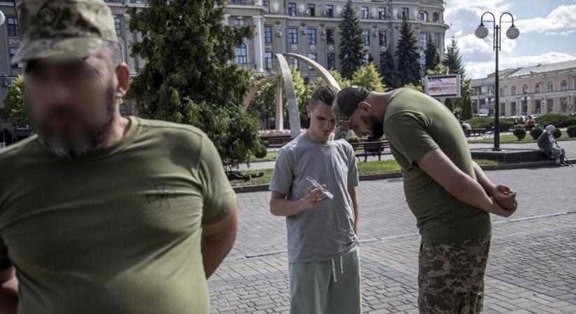 Szabályokhoz kötötték a toborzók videózását az Ukrán utcákon