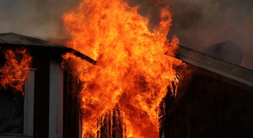 Tűz ütött ki a szabolcsi városban! Lángba borult a lakás!