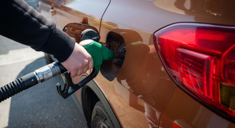 Sokk a kutakon: szombattól durván megdrágul az üzemanyag Magyarországon