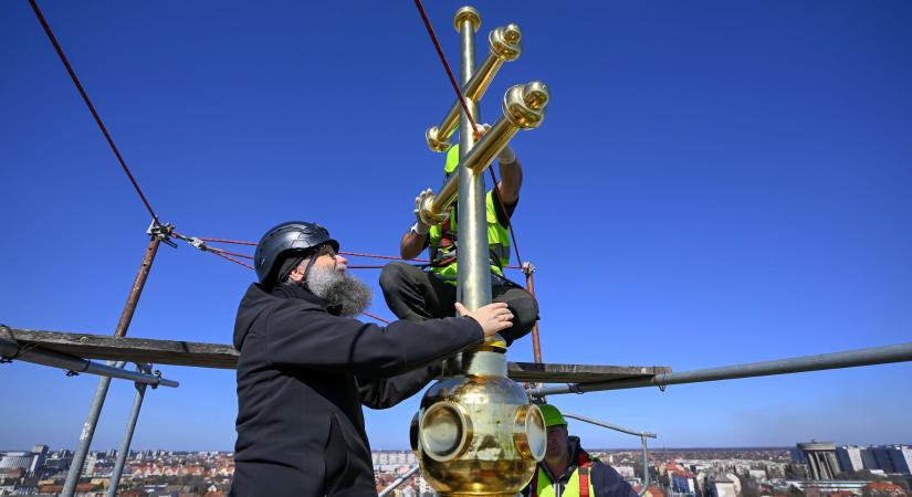 Időkapszulát helyeztek el a debreceni görögkatolikus főszékesegyház toronykeresztjének tövében (VIDEÓ)