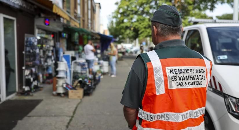 Pénzmosás gyanúja miatt állított elő ukránokat a NAV, Kijev szerint „túszul ejtették” őket