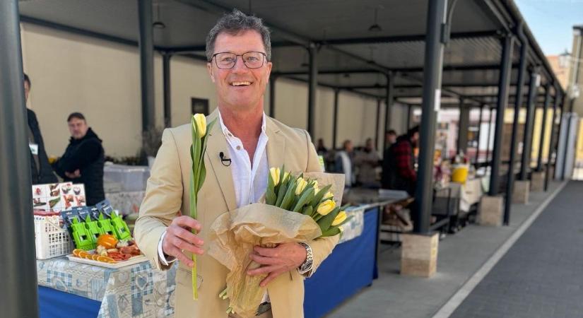 A Nagy Ő Esztergomban hódított: Stohl András virágokkal lepte meg a hölgyeket