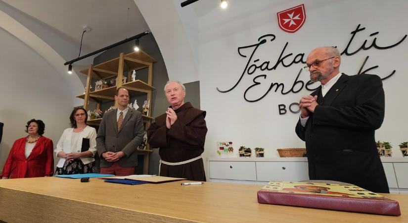 Jóakaratú Emberek Boltja nyílt Győr belvárosában - fotók