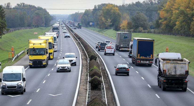 Kilométereken át kamionok araszolnak, terelést is bővítenek az M1-esen