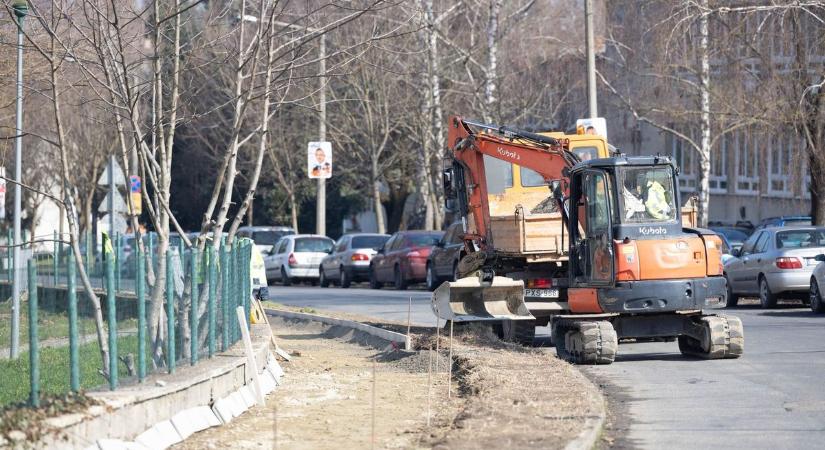 Egymást érik a beruházások ebben a zalai városban – Most egy botlásveszélyes járdát újítanak meg (galéria)