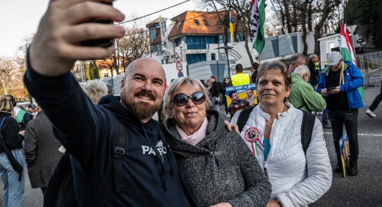 Az ukrán nagykövetség előtt tüntet Szijjártó Péter, miután Zelenszkij életveszélyes fenyegetést küldött Orbán Viktornak