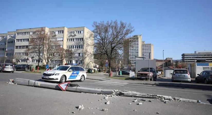 Hármas karambol után kamion tarolt le egy villanyoszlopot