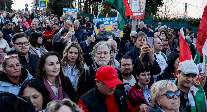 „Mondj nemet az ukrán bábra" – már ott vannak a Fidesz prominensei is a Nemzeti Ellenállási Mozgalom demonstrációján