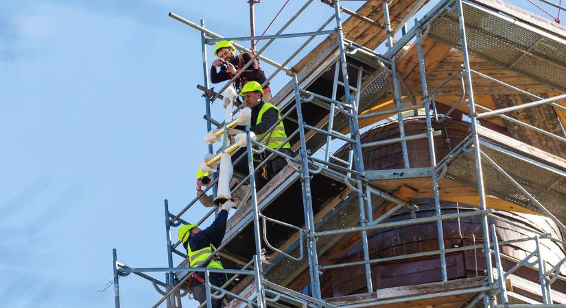 Feltették a debreceni templom tornyára a felújított keresztet, időkapszula került a tövébe – fotókkal, videóval