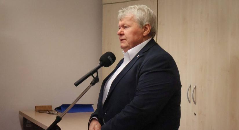 Szobafórumokon és nagyobb nyilvánosság előtt egyaránt választ ad a kérdésekre