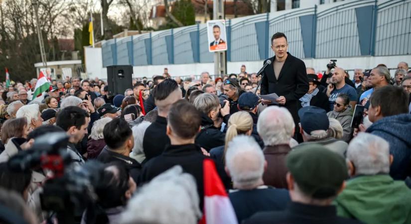 Ukrajna ellen tüntetnek fideszes influenszerek, Szijjártó Péter is felszólal