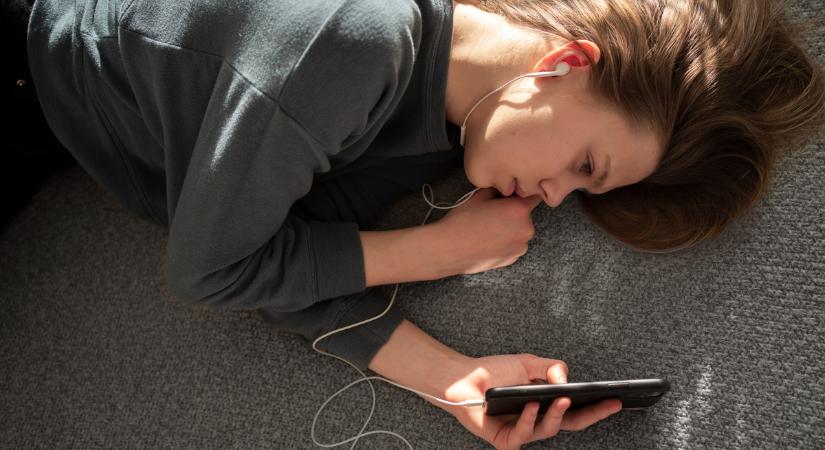 Jelek, hogy az agyad könyörög neked: tedd le a telefonodat!