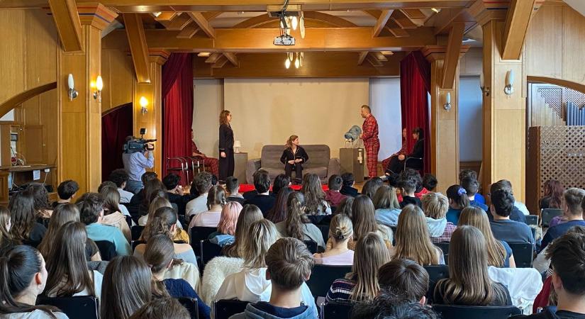 Színpadon a valóság - Olykor a dráma is segít elkerülni a tragédiát - Fotók