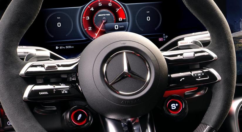 Jön a Mercedes brutális szedánja: első fotók