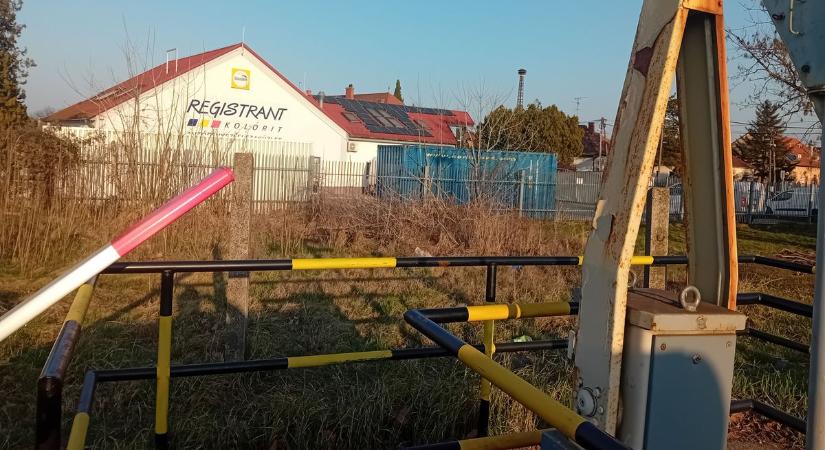 Csak óvatosan: letört egy vasúti sorompó Győrben - fotó