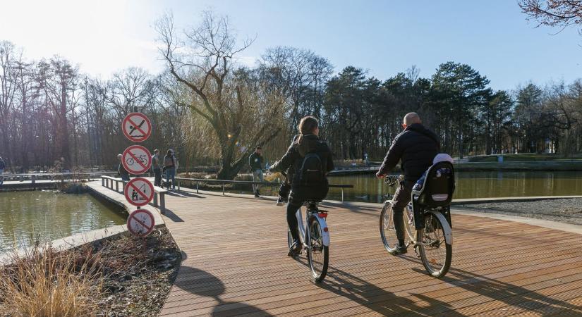 Elkészült a várva várt felújítás, fotókon a Békás-tó vadonatúj hídja