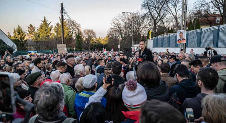 Az ukrán nagykövetség előtt tüntettek Volodimir Zelenszkij fenyegetése miatt, ellentüntetők is megjelentek
