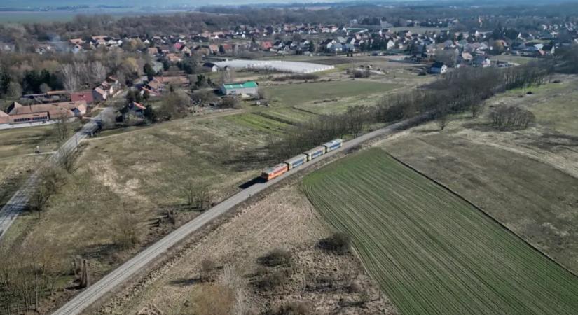 Hat hónappal a kisiklás után, újra el lehet jutni vonattal Vácról Balassagyarmatra