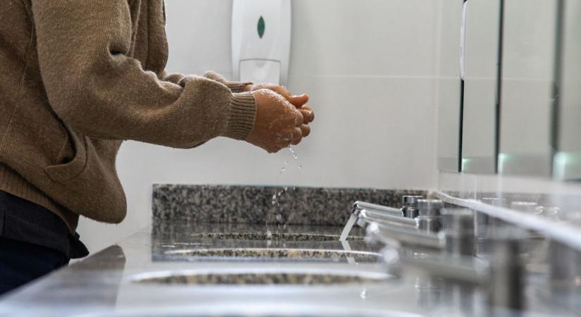 Vécéhasználat 400 forintért? Egyik napról a másikra lett fizetős egy szegedi áruház mosdója