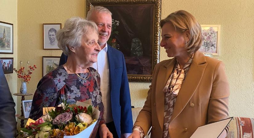 Dupla ünneplés Kecskeméten: a 90 éves Judit néni a polgármestert is megajándékozta – fotók