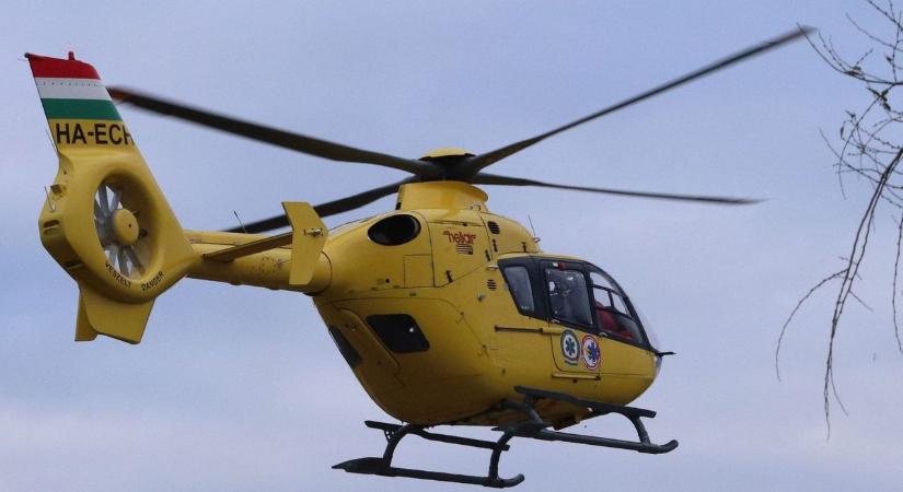 Mentőhelikoptert is riasztottak az M44-esen történt karambolhoz