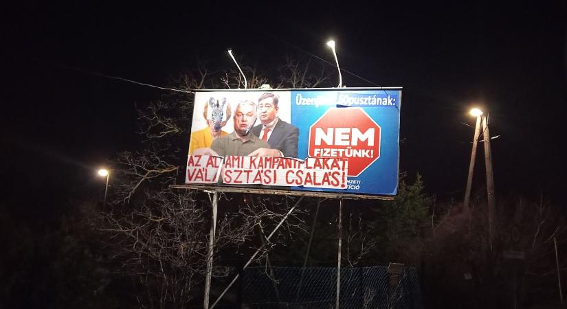 Házkutatást tartottak annál a pécsi jogásznál, aki átragasztgatta a kormánypárti plakátokat