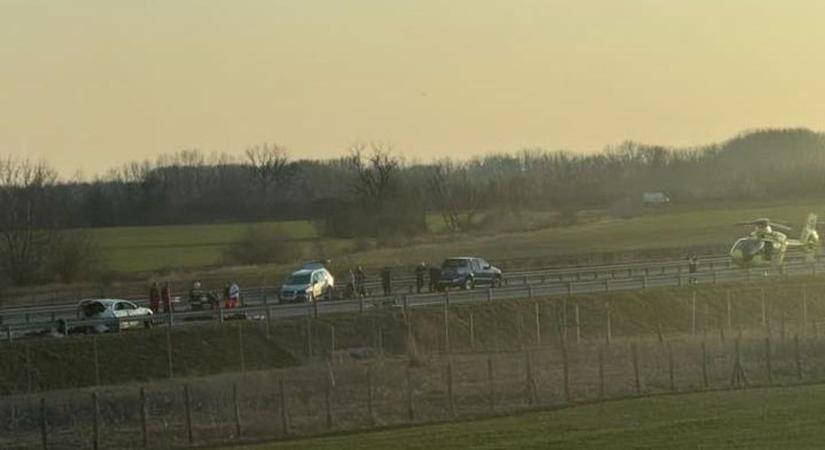 Mentőhelikoptert riasztottak az M44-esre: brutális baleset miatt teljes az útzár Tiszakürtnél