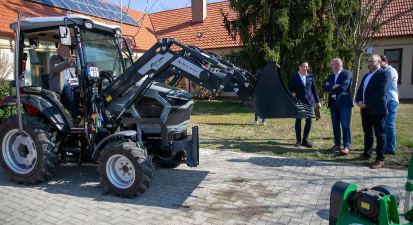 Új gépek érkeztek Bácsbokodra: a Magyar Falu Program ismét nagyot lendített a falun – fotók, videó