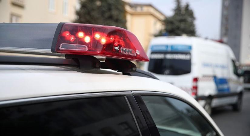 A mentők, tűzoltók és a rendőrség is a helyszínen van - karambol történt a 611-es főúton - FRISSÍTVE!