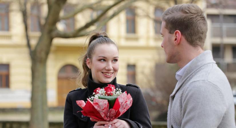 Tesla féláron, ékszerek fillérekért – elképesztő cuccokat szór ki a NAV nőnapra! (fotókkal)