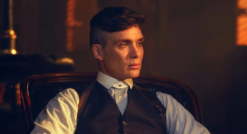 Elindult a Peaky Blinders új korban játszódó folytatássorozatának forgatása, amiről már képek is érkeztek, rajtuk veteránautókkal és sok kalapos fickóval