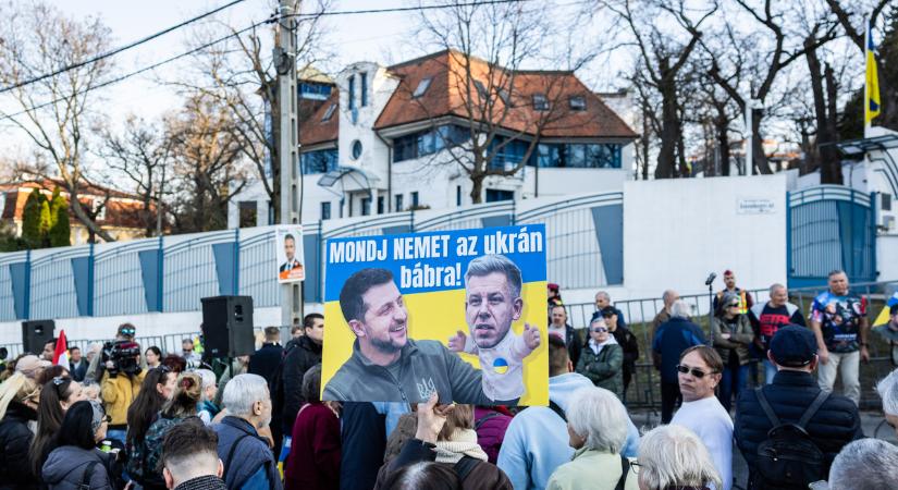 „Zelenszkij hívja vissza a verőembereit” – az ukrán fenyegetések ellen tüntettek Budapesten