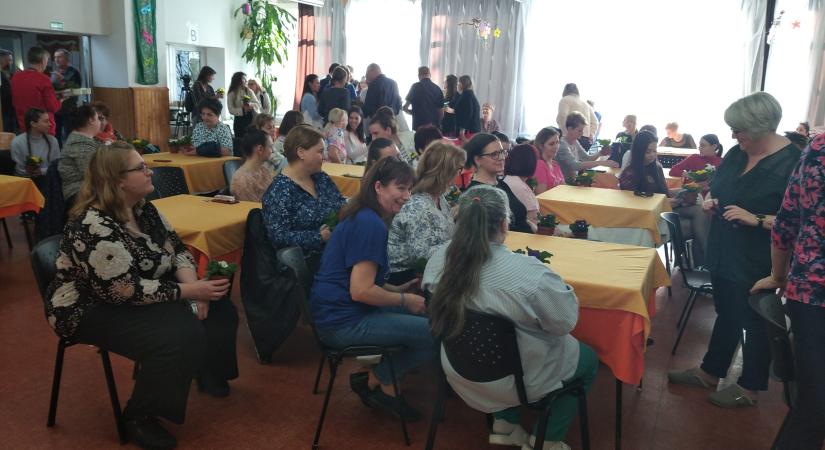 Nőnapot tartottak a Kovács-Küryben a Kapcsolat Központ hölgy dolgozóinak