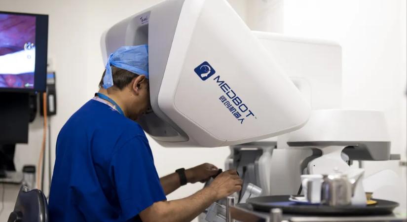 Egy orvos a Londoni rendelőjéből műtötte ki egy gibraltári kórházban fekvő férfi prosztatáját