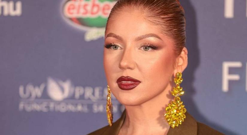 A magyar énekesnő mellvillantós képen pózolt: brutál, milyen ruhát vállalt be