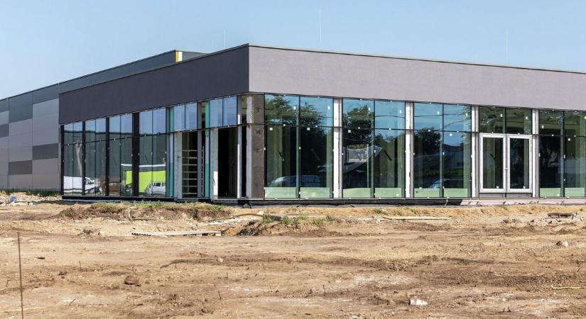 Hamarosan vége a találgatásnak és most már tényleg nyilvános lesz, mit rejt majd a méretes épületben Debrecenben