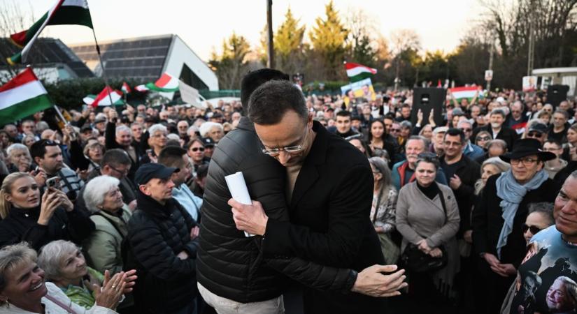 Így tüntettek Ukrajna ellen az ukrán nagykövetség előtt – Galéria