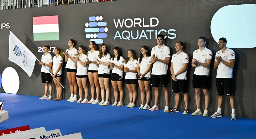 Hazatért az ománi edzőtáborból a teljes magyar úszóválogatott