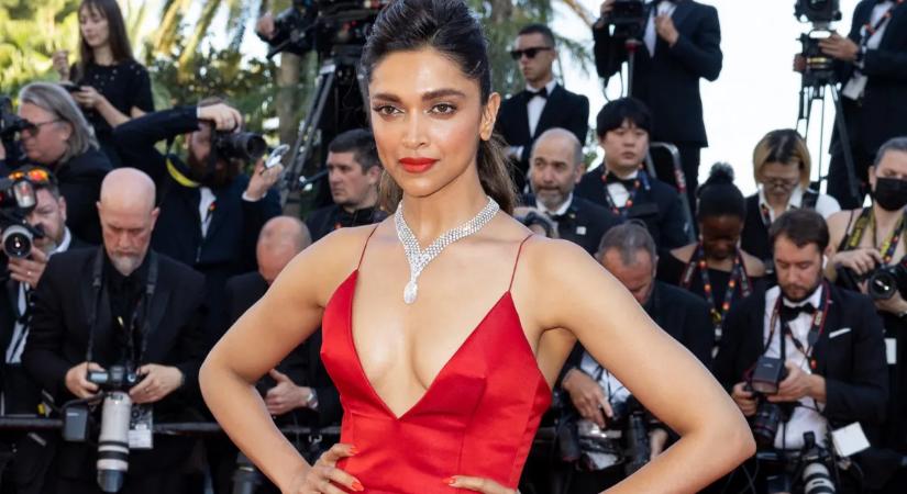 Királynői tartás, forró dekoltázs – az indiai filmcsillag, Deepika Padukone minden tekintetet magához vonz