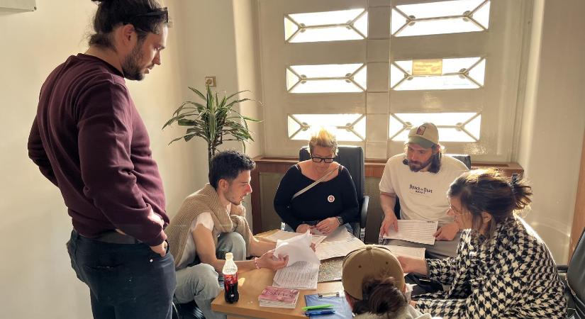 „Jó napot, a Fidesz-irodából küldtek, hogy jöjjek nektek aláírni”