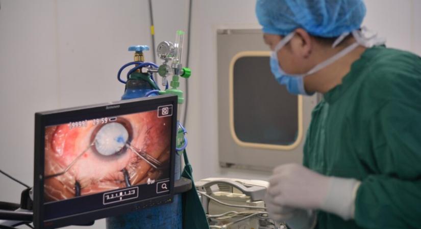 Egy orvos Londonból műtött meg egy gibraltári kórházban fekvő férfit